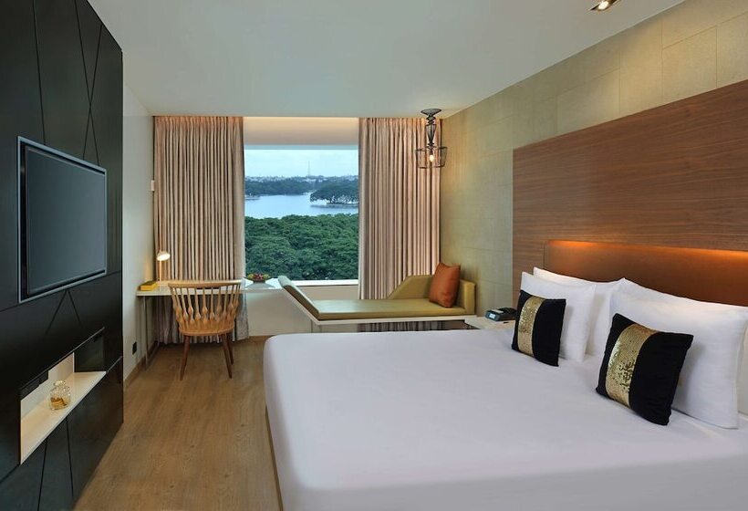 اتاق لوکس با چشمانداز دریاچه, Radisson Bengaluru City Center