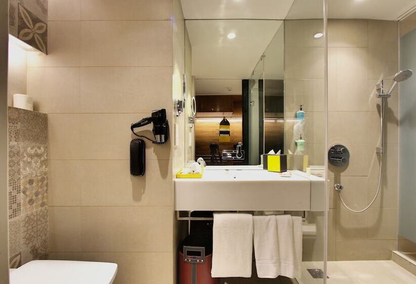 اتاق لوکس با چشمانداز دریاچه, Radisson Bengaluru City Center