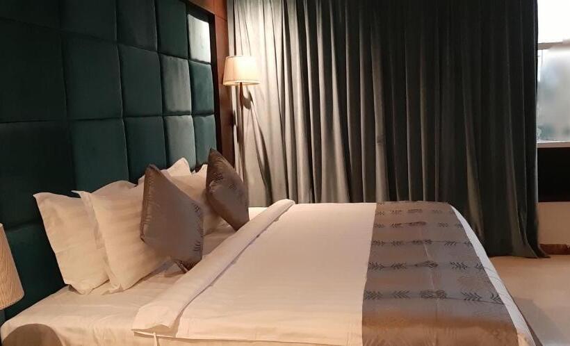 Номер Deluxe Кровать Кинг, Three Points Al Salama