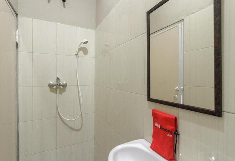 Номер Economy, Reddoorz Near Puri Indah Mall