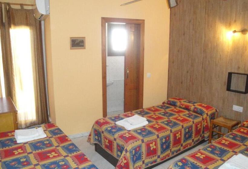 Номер Стандарт Трехместный, Hostal Cristina