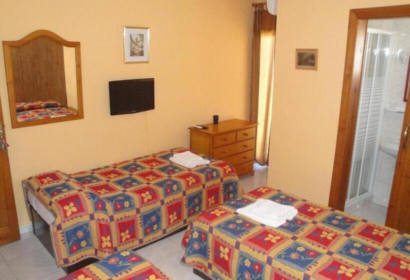 Номер Стандарт Трехместный, Hostal Cristina