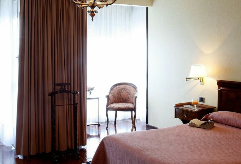 غرفة قياسية مطلّة علي البحر, Alcomar