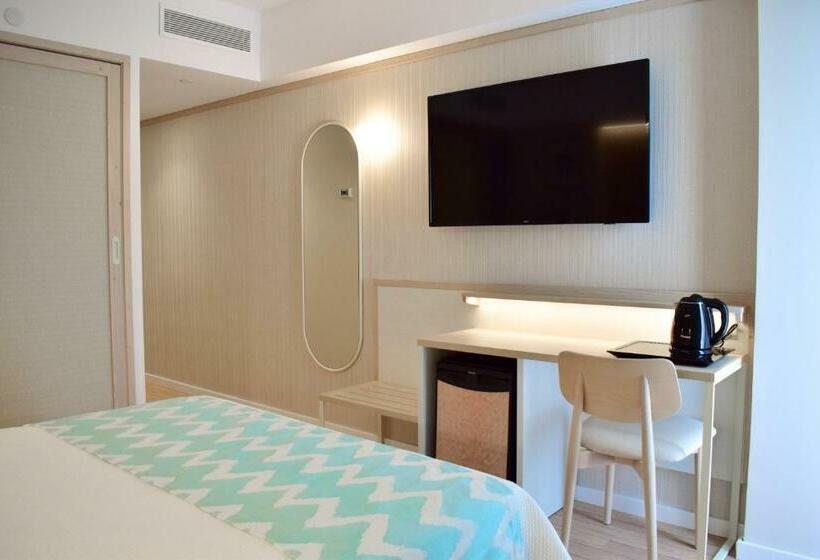 اتاق استاندارد با چشمانداز استخر, Ambassador Playa I