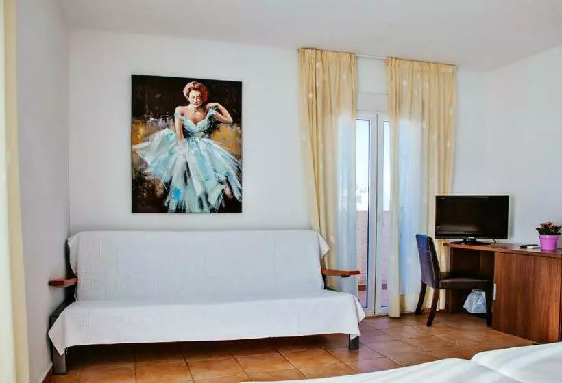 اتاق استاندارد چهار تخته, Madrid