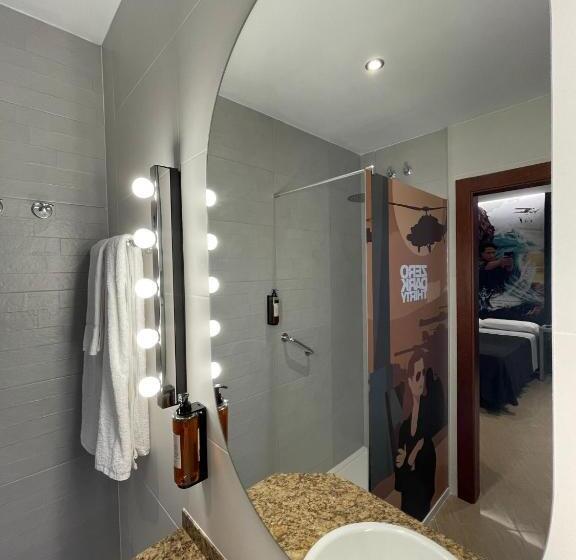 اتاق استاندارد سه نفره, Paula Films Collection