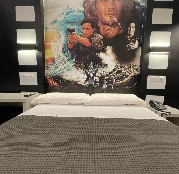 اتاق استاندارد سه نفره, Paula Films Collection