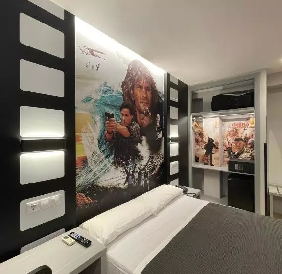 Habitación Triple Estándar, Paula Films Collection