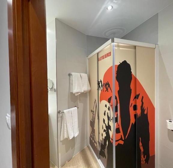 اتاق استاندارد یک نفره, Paula Films Collection