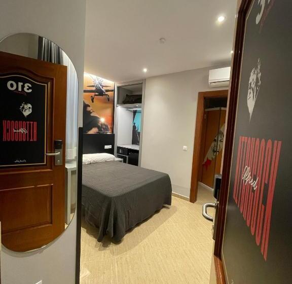 اتاق استاندارد یک نفره, Paula Films Collection