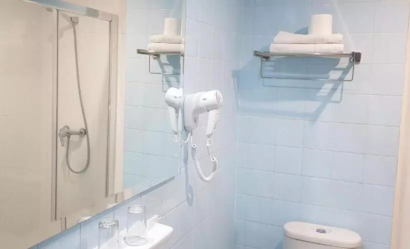 Standardzimmer mit Poolblick, Sur