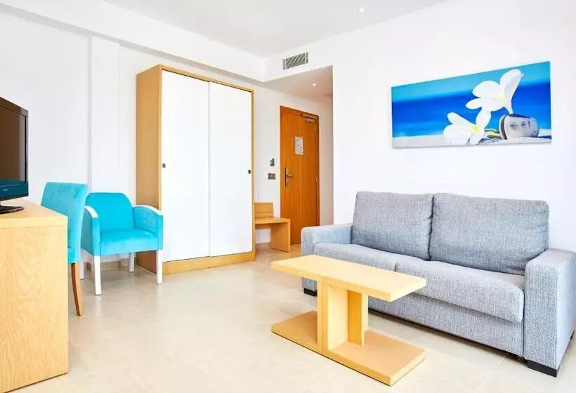 سوییت با چشم‌انداز دریا, Universal Hotel Marqués