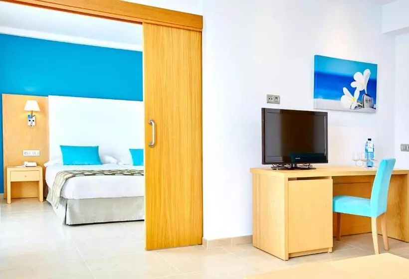 سوییت با چشم‌انداز دریا, Universal Hotel Marqués