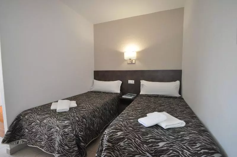 استودیوی استاندارد, Aparthotel Safari