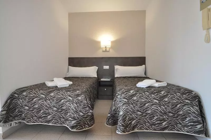 استودیوی استاندارد, Aparthotel Safari