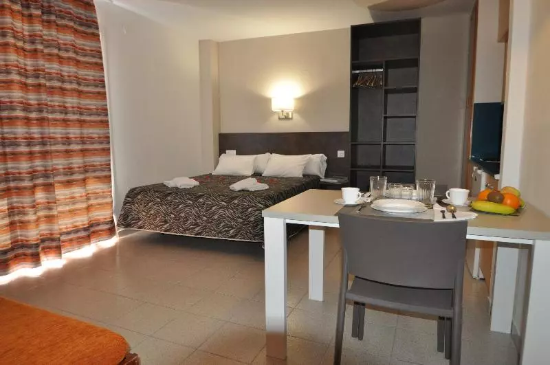 استودیوی استاندارد, Aparthotel Safari