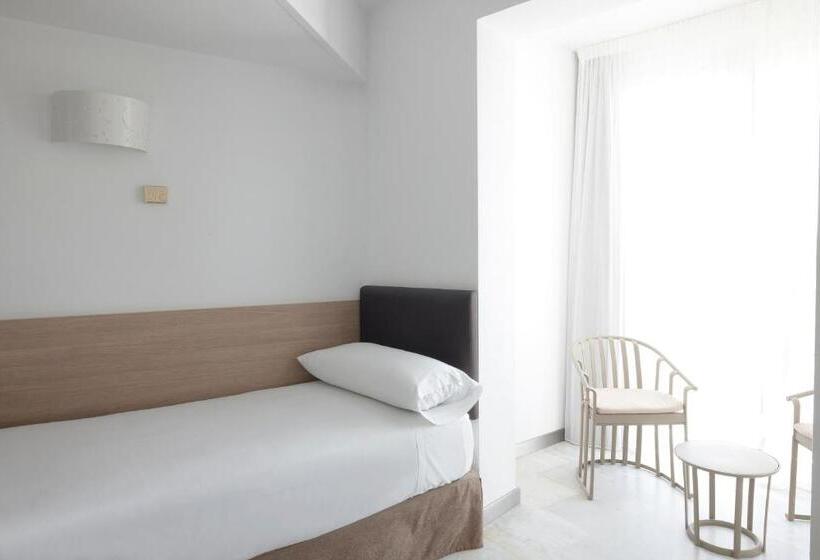 غرفة قياسية ثلاثية, Catalonia Mirador des Port