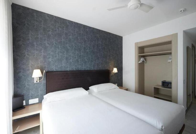 غرفة قياسية مزوَّدة بتراس, Catalonia Mirador des Port