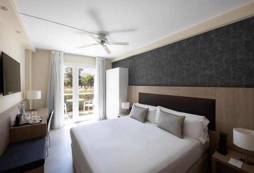 غرفة قياسية ثلاثية مزودة بتراس, Catalonia Mirador des Port