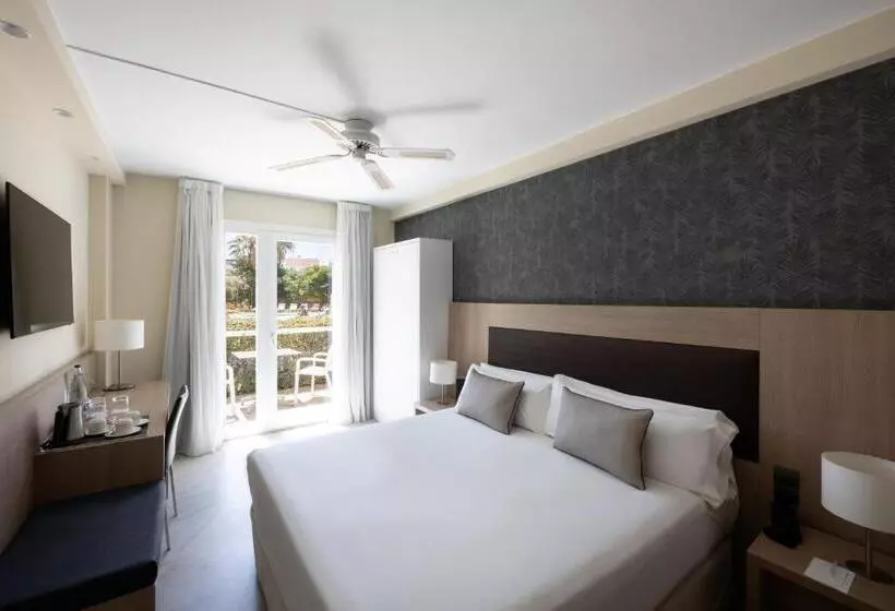 Standard Triple Room with Terrace, Catalonia Mirador des Port
