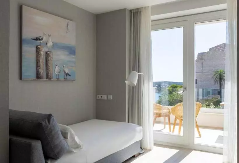 اتاق پریمیوم سه تخته, Catalonia Mirador des Port