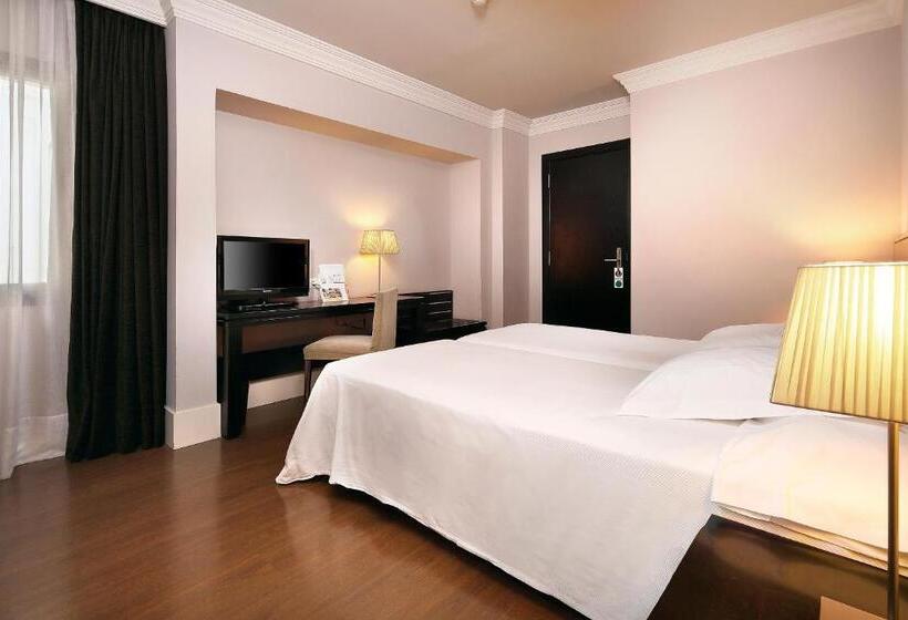 اتاق عادی, Condado