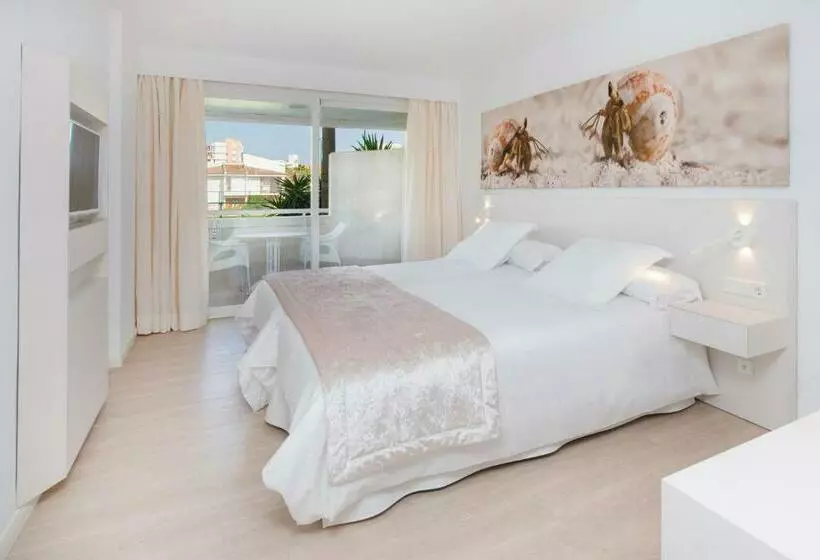 اتاق استاندارد با چشم‌انداز استخر, Iberostar Waves Cristina