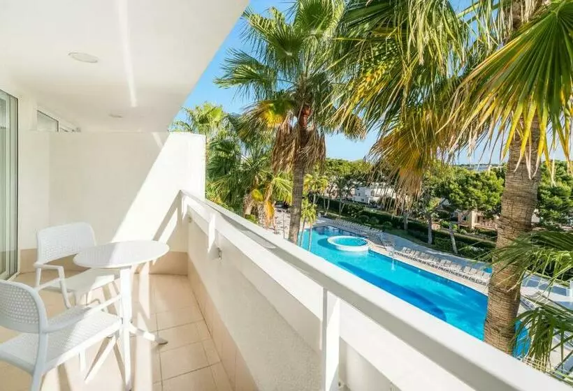 اتاق استاندارد با چشم‌انداز استخر, Iberostar Waves Cristina