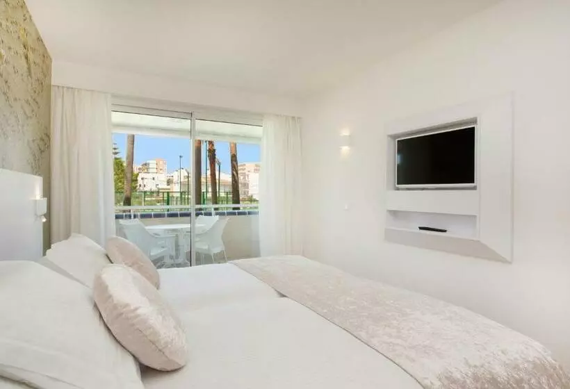 اتاق استاندارد با چشم‌انداز استخر, Iberostar Waves Cristina