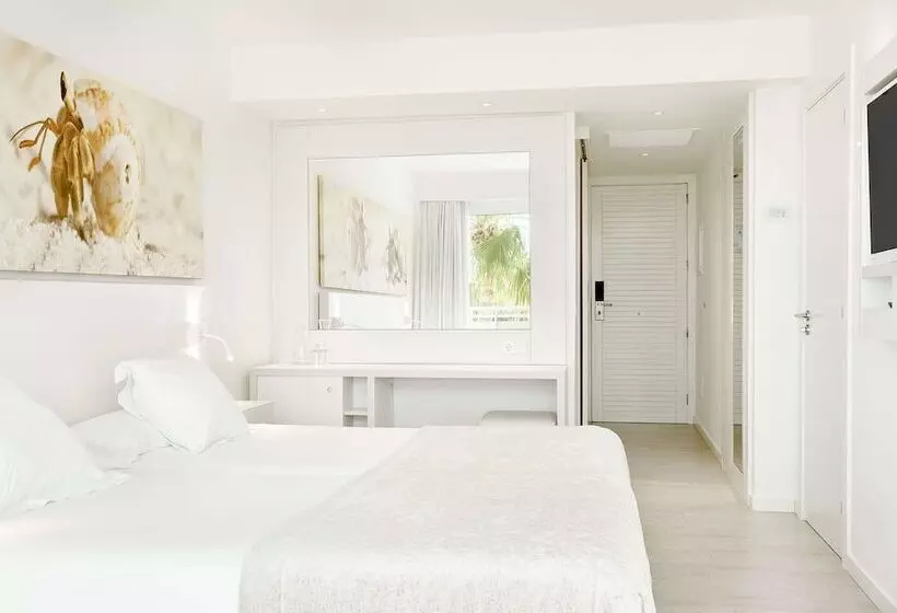 اتاق استاندارد با چشم‌انداز استخر, Iberostar Waves Cristina