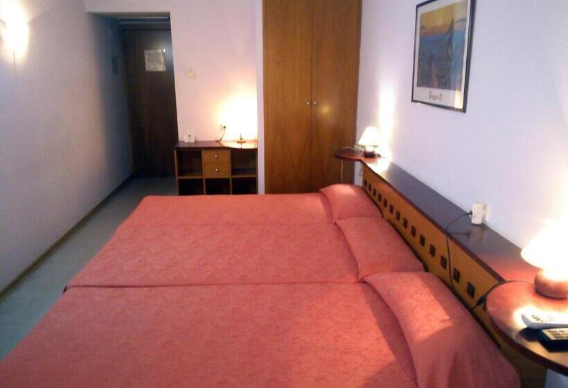 Номер Стандарт Трехместный, Montmeló