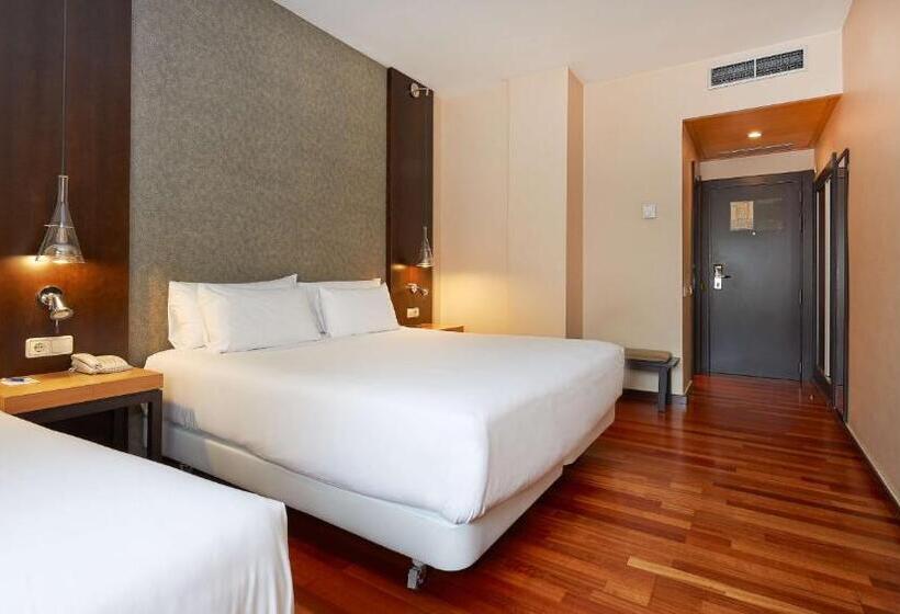 Номер Стандарт Трехместный, NH Barcelona Eixample