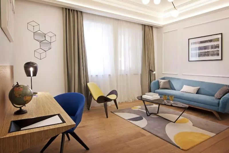 سوییت جونیور, One Shot Palacio Reina Victoria 04