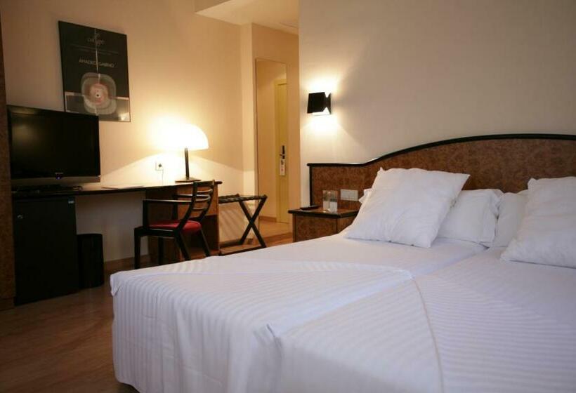 חדר סטנדרט לשלושה, Air Penedès