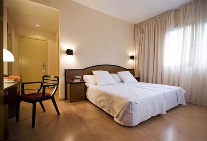 חדר סטנדרט לשלושה, Air Penedès