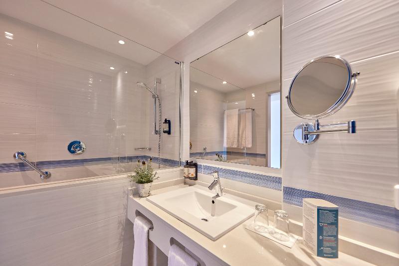 اتاق اساندارد با چشمانداز جانبی به دریا, Universal Hotel Lido Park & Spa