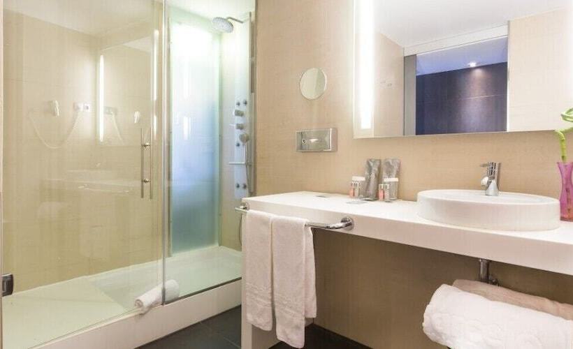 اتاق استاندارد سه نفره, Barcelo Costa Vasca