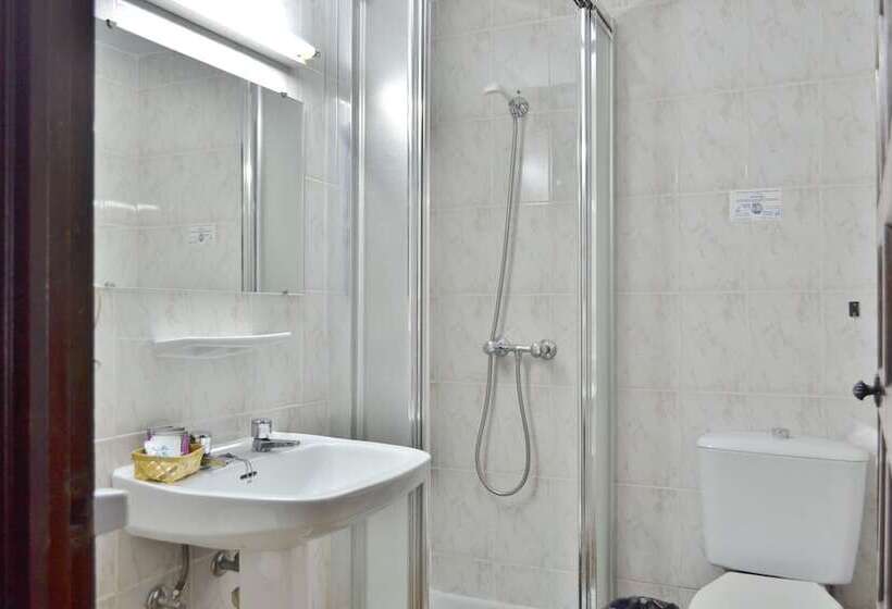 اتاق استاندارد سه نفره, Marisa