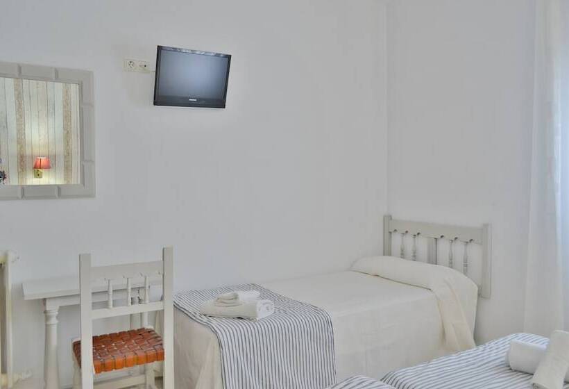 اتاق استاندارد سه نفره, Marisa