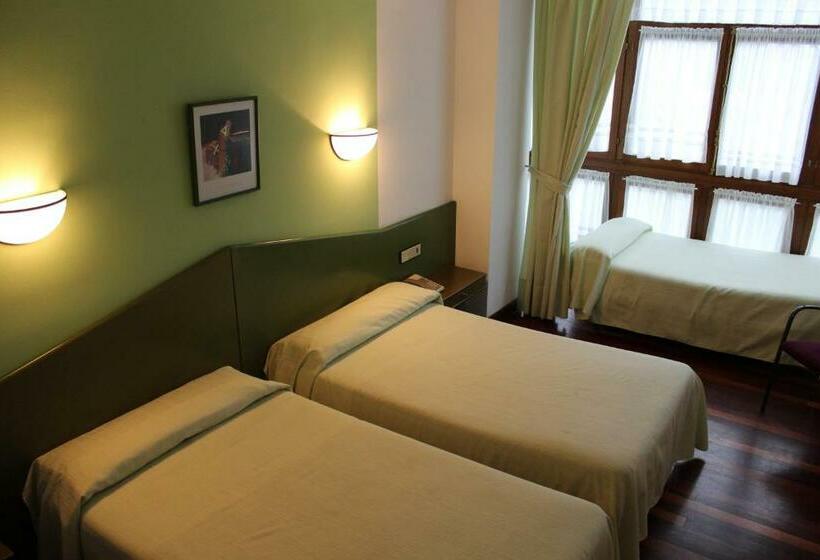 اتاق استاندارد سه نفره, Sindika