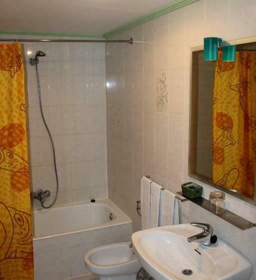 اتاق استاندارد سه نفره, Sindika