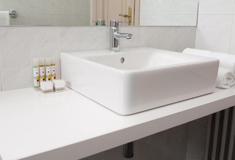 スタンダードトリプルルーム, Universal