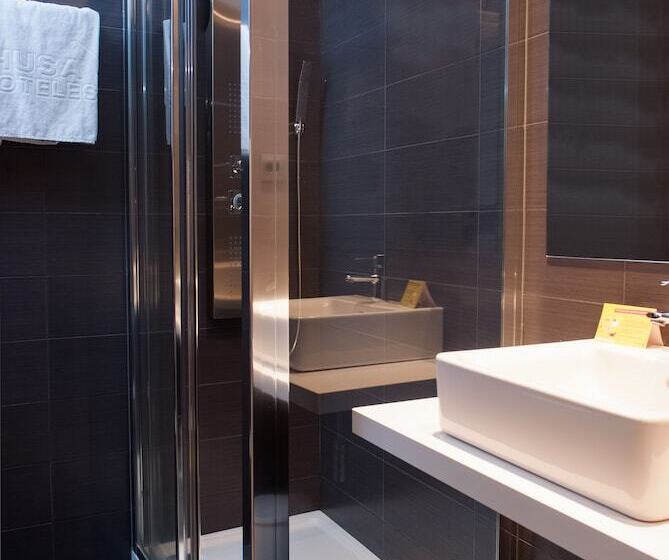 スタンダードトリプルルーム, Universal