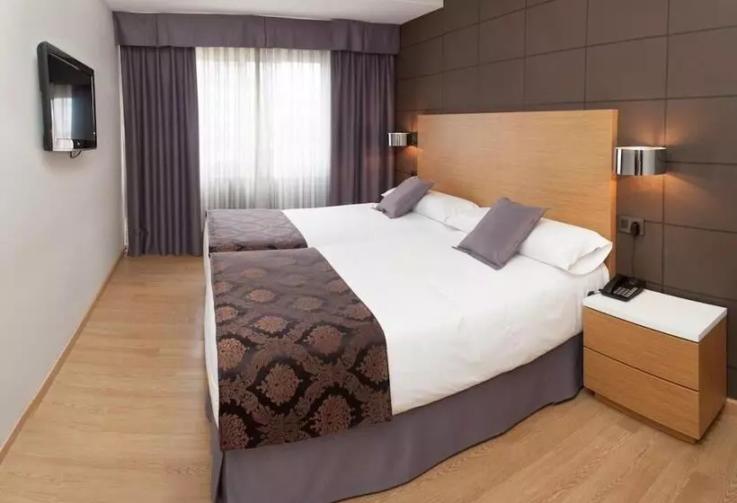 Habitació Triple Estàndard, Universal