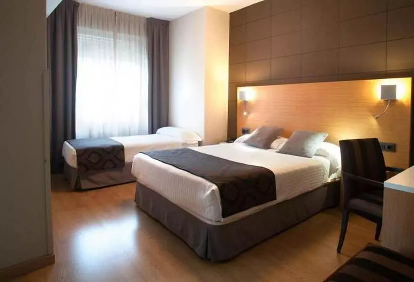 Habitació Triple Estàndard, Universal