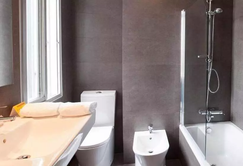 Habitació Triple Estàndard, Universal
