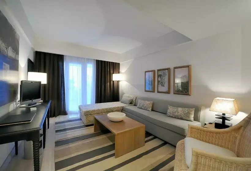 سوییت جونیور با چشمانداز استخر, Vincci Resort Costa Golf