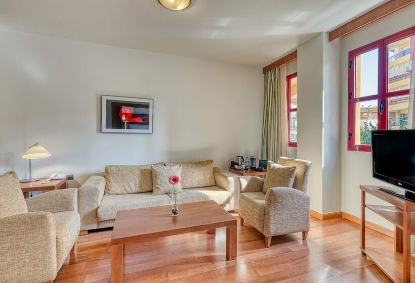 주니어 스위트, Senator Huelva