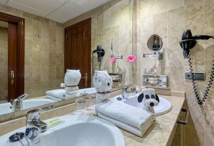 주니어 스위트, Senator Huelva