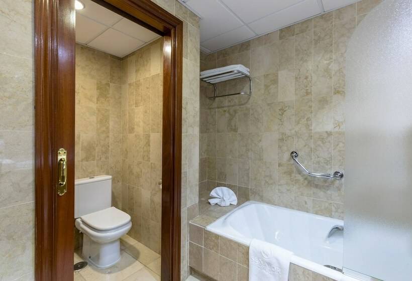 주니어 스위트, Senator Huelva